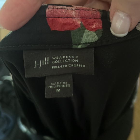 J.Jill Wearever Collection Full Leg Crop Pant M Black Floral with side pockets - Picture 3 of 4